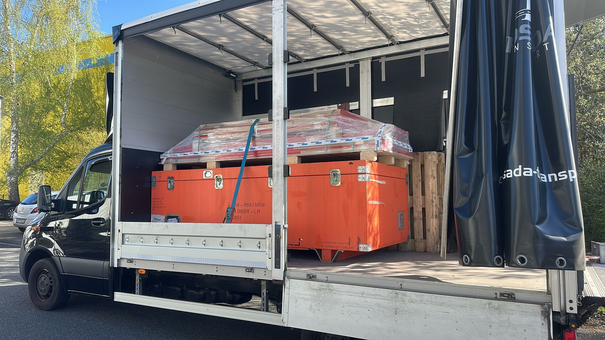 Transport specjalistycznej skrzyni przemysłowej w naczepie Podsada Transport